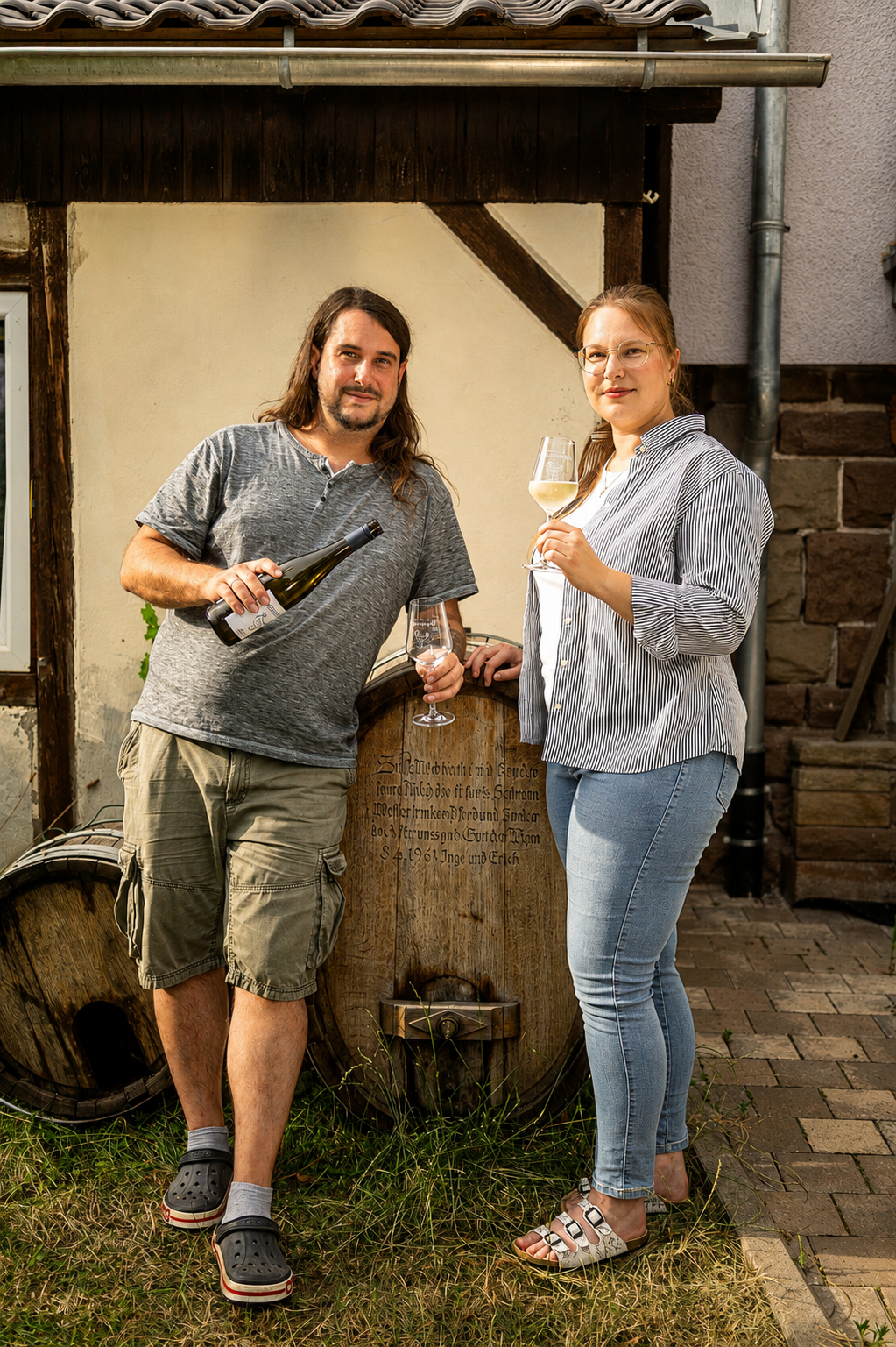 Winzerpaar des Kleinweinguts Thüringer mit Weingläsern